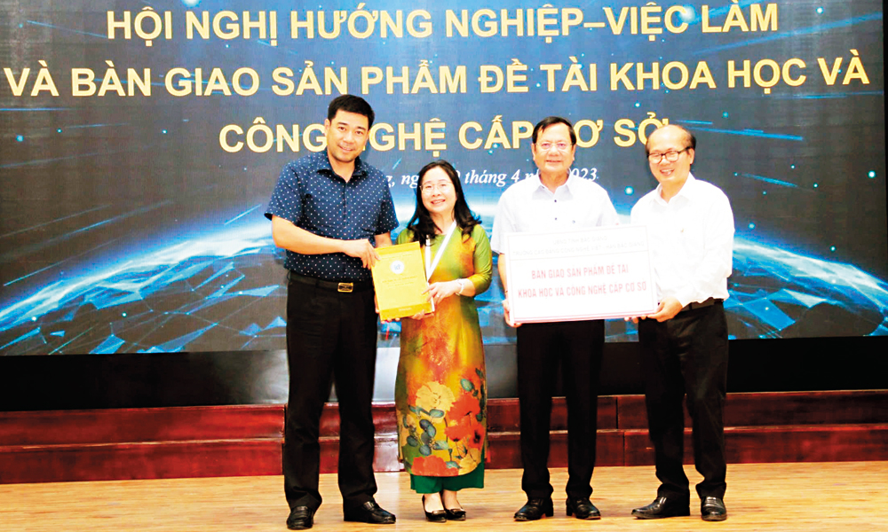  Quan tâm quy hoạch, đào tạo nguồn nhân lực khoa học và công nghệ